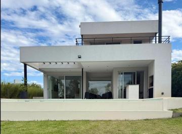 Casa · 226m² · 6 Ambientes · 4 Cocheras · Casa Al Lago 3 Dorm. Mas Escritorio en Alquiler