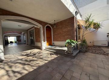 Casa · 176m² · 5 Ambientes · 3 Cocheras · Casa en Venta de 3 Dorm. y Piscina en Barrio Lourdes Rosario
