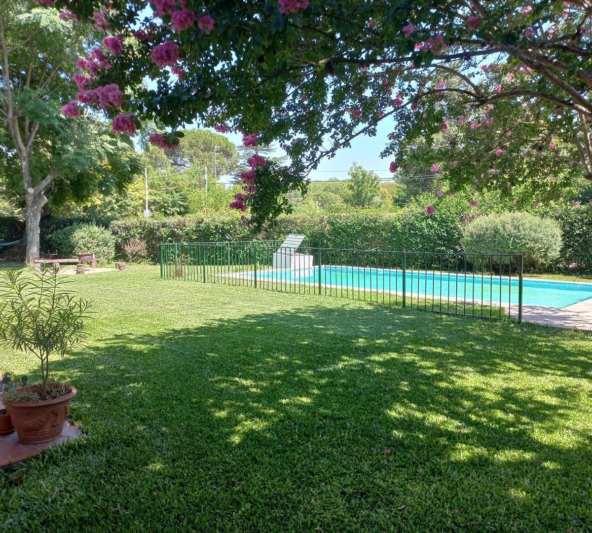 Casaquinta  en venta en Robles del Monarca