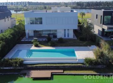 Casa · 400m² · 5 Ambientes · 6 Cocheras · Casa en Venta 5 Ambientes Piscina y Vista a La Laguna