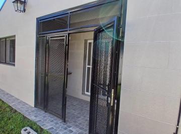 Casa · 73m² · 2 Ambientes · 1 Cochera · Casa en Alquiler