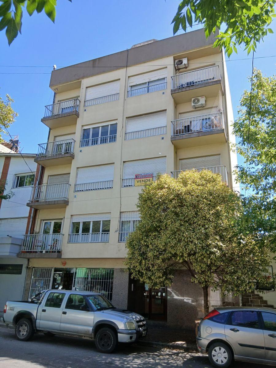 Excelente departamento de 2 ambientes con dependencia de servicio