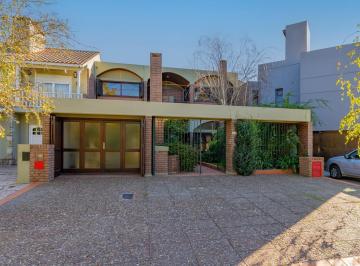 Casa · 175m² · 4 Ambientes · 2 Cocheras · Excepcional Casa de 4 Ambientes con Garaje Doble y Amplio Parque