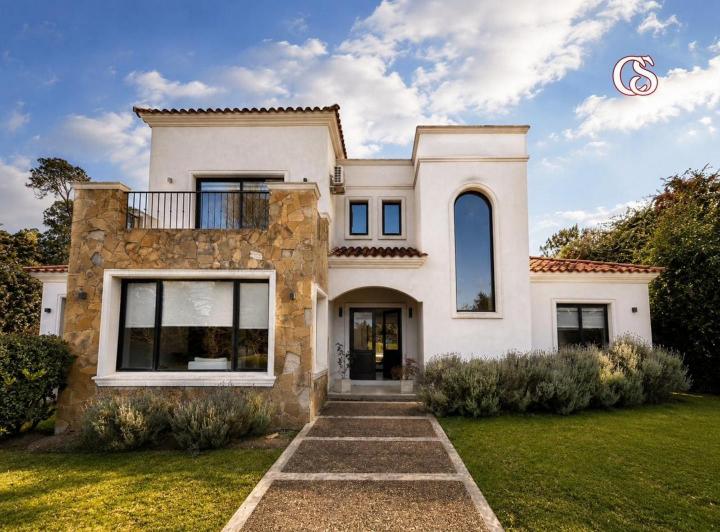 Casa · 380m² · 4 Ambientes · 2 Cocheras