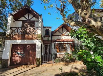 Casa · 179m² · 4 Ambientes · 1 Cochera · Casa en Excelente Ubicación, 4 Amb con Cochera y Fondo - Apto Crédito