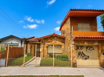 Casa · 211m² · 4 Ambientes · 2 Cocheras · Casa de 3 Dorm. con Garage, Quincho, Parque y Pileta en Longchamps