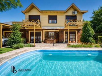 Casa · 240m² · 4 Ambientes · 5 Cocheras · Chalet Residencial - Pinos de Anchorena
