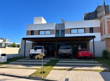 Casa · 160m² · 4 Ambientes · 2 Cocheras · Duplex en Venta en Costas de Manantiales, 3 Dorm., Galería