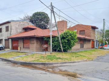 Casa · 180m² · 4 Dormitorios · 3 Cocheras · Casa en Venta de 4 Dorm. en Tolosa.