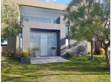 Casa · 380m² · 4 Ambientes · 1 Cochera · Casa en Venta en El Barrio San Isidro Labrador, Villanueva, Tigre.