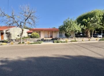 Casa · 210m² · 6 Ambientes · 1 Cochera · Casa Familiar en Barrio Dalvian con 4 Dorm., Pileta y Quincho