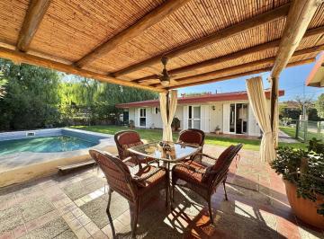 Casa · 210m² · 6 Ambientes · 1 Cochera · Casa Familiar en Barrio Dalvian con 4 Dorm., Pileta y Quincho