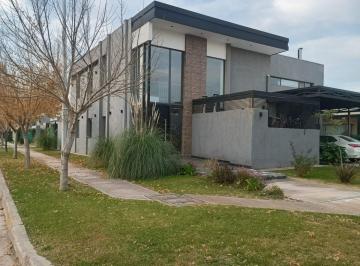 Casa · 249m² · 5 Ambientes · 2 Cocheras · Casa en Venta en Lujan de Cuyo