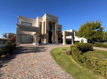 Casa de 5 ambientes, Ezeiza · Casa de Categoría en Venta en Barrio Privado Terralagos Canning