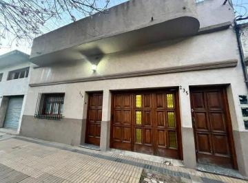 Casa · 136m² · 5 Ambientes · 1 Cochera · Casa Zona Residencial