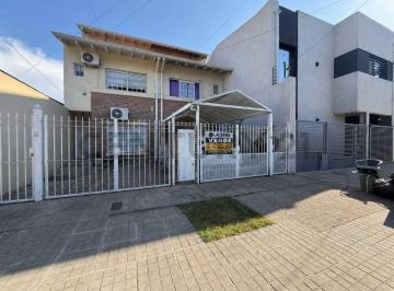 Casa · 94m² · 4 Ambientes · 1 Cochera · Venta Tríplex 4 Ambientes con Cochera Patio Parrilla Terraza en Carapachay