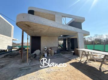 Casa · 227m² · 5 Ambientes · 2 Cocheras · Casa en Venta en Los Cardos, Manuel Alberti, Pilar