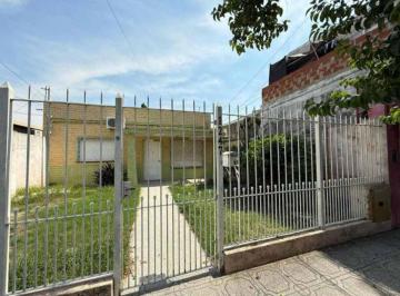 Casa de 3 ambientes, Avellaneda · Amplia Casa en Villa Dominico