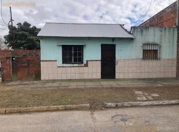 Casa · 165m² · 2 Ambientes · Garay y Aristóbulo del Valle Ensenada - Casa a Reciclar Sobre Lote Irregular en Esquina en Venta