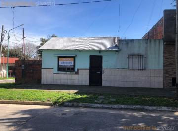 Casa · 165m² · 2 Ambientes · Garay y Aristóbulo del Valle Ensenada - Casa a Reciclar Sobre Lote Irregular en Esquina en Venta