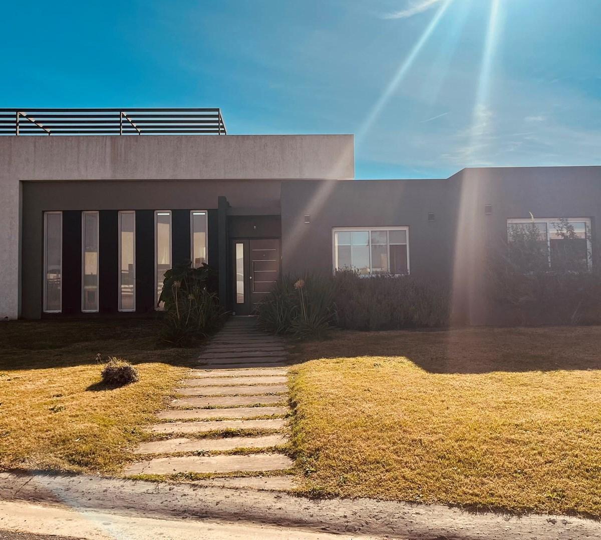 CASA EN VENTA EN AREA 8 SAN SEBASTIAN ESCOBAR 1100