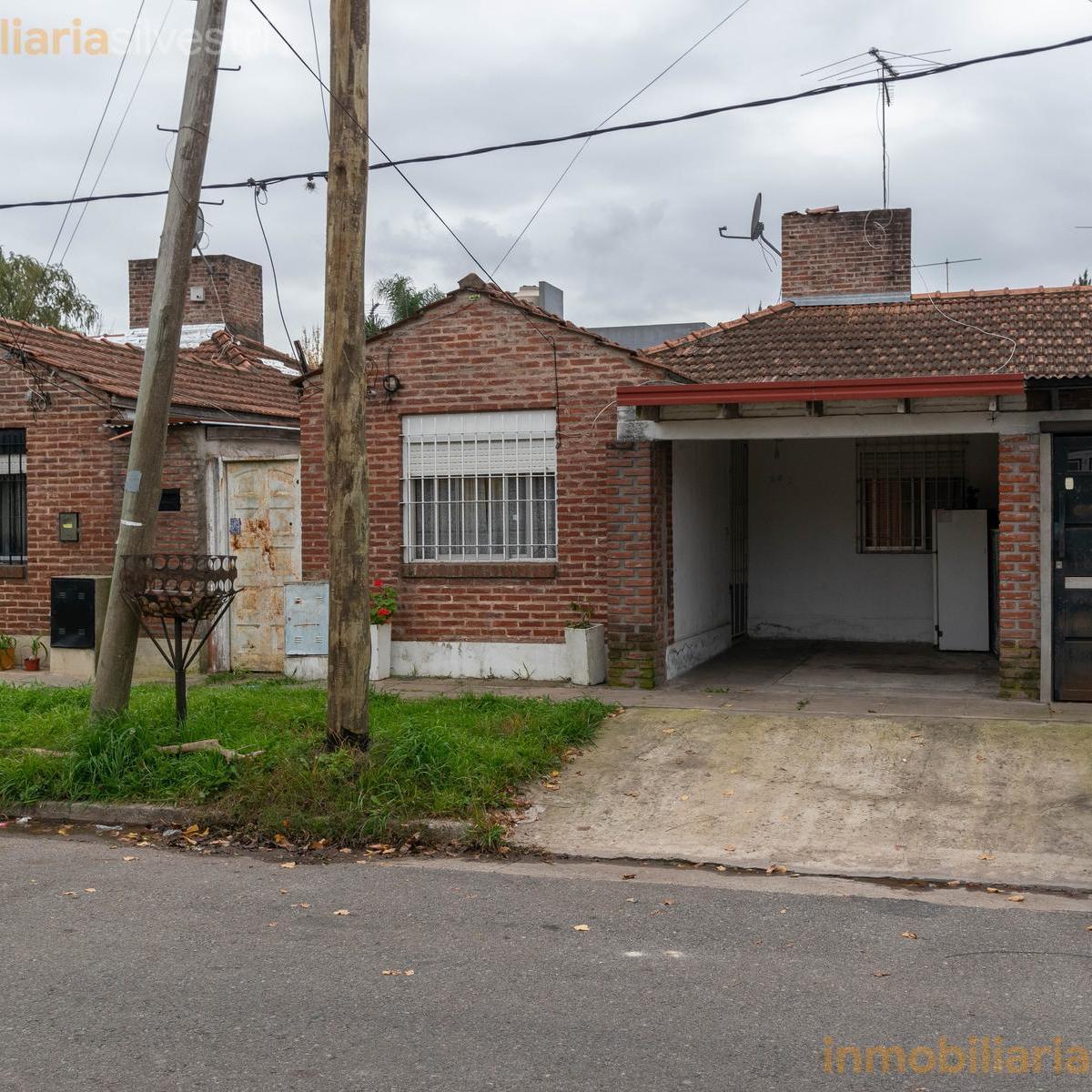 189 bis Entre 43 y 44 Lisandro Olmos - Casa de dos Dormitorios con Cochera en Venta