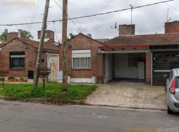 Casa · 55m² · 3 Ambientes · 1 Cochera · 189 Bis Entre 43 y 44 Lisandro Olmos. Casa de Dos Dorm. y Cochera en Venta