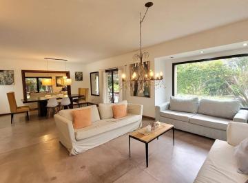 Casa · 299m² · 6 Ambientes · Casa Estilo Neoclásico de 6 Ambientes con Pileta en Venta | Las Beatrices | Pilar