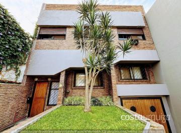 Casa · 205m² · 7 Ambientes · 1 Cochera · Casa en Vicente López 4 Dorm., Jardín, Pileta.