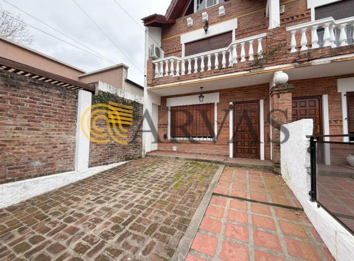 Casa · 140m² · 4 Ambientes · 1 Cochera