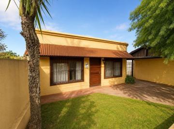 Casa · 429m² · 6 Ambientes · 2 Cocheras · Venta de Casa en Colonia del Sacramento con Apartamento Independiente