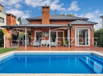 Casa · 140m² · 6 Ambientes · 1 Cochera · Casa en Venta en Lote Central en Cc Larena