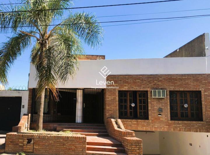 Casa · 218m² · 3 Dormitorios · 2 Cocheras