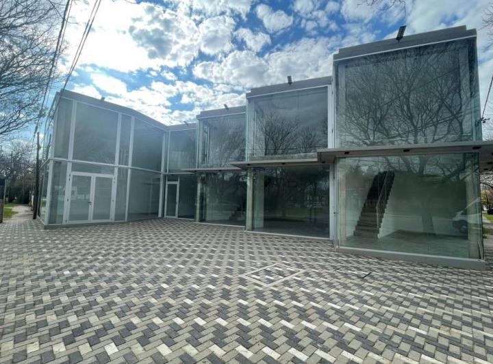 Local comercial · 49m² · 2 Ambientes · 5 Cocheras