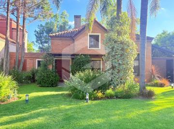 Casa · 840m² · 7 Ambientes · 2 Cocheras · Casa en Roldán