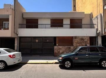 Casa de 6 ambientes, Córdoba · Oportunidad, Casa 4 Dorm., Zona Centro, Apta Credito.