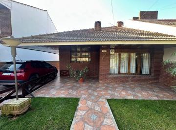 Casa de 3 ambientes, Mar del Plata · Chalet en Venta Apto Credito C/ Cochera Doble y Quincho en Los Pinares