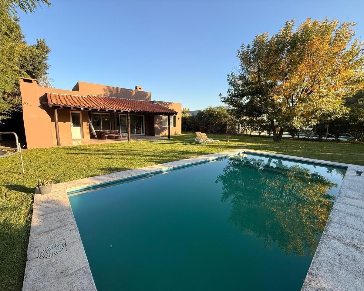 Casa en Venta y Alquiler 2 dormitorios, jardin, pileta Barrio Cerrado La Montura APTA CREDITO