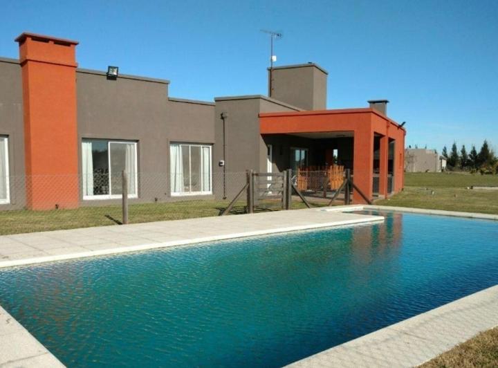 Casa · 300m² · 4 Ambientes · 6 Cocheras