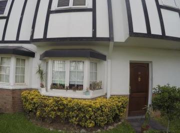 Casa · 125m² · 5 Ambientes · 2 Cocheras · Chalet en Excelente Barrio Cerrado y Ubicación - Apto Credito!