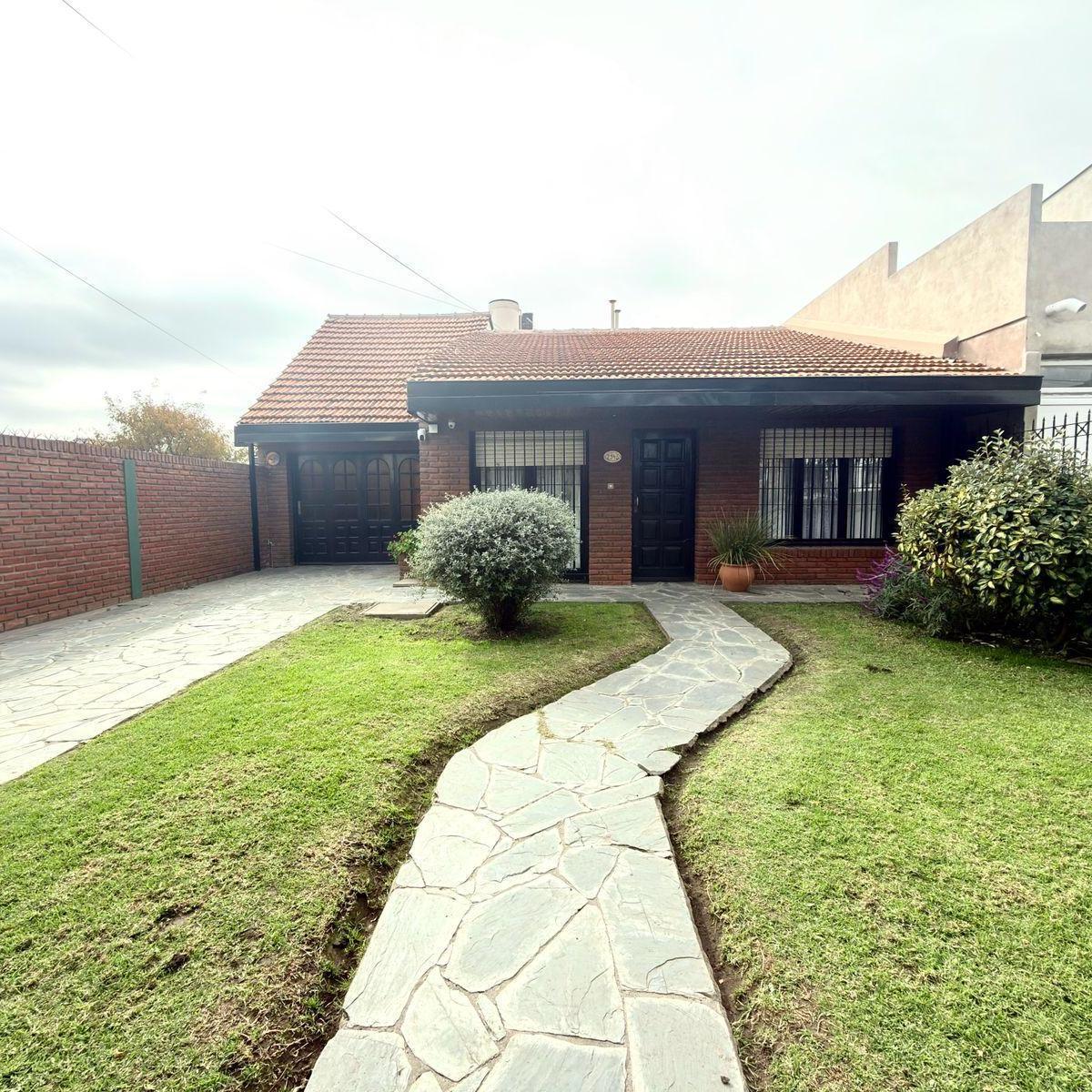 Venta Casa 4 Ambientes con Gran Jardín en Colinas de Peralta Ramos