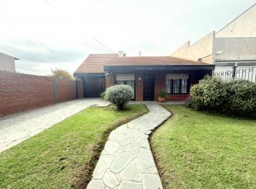 Casa · 140m² · 4 Ambientes · 1 Cochera · Venta Casa 4 Ambientes en Colinas de Peralta Ramos con Gran Jardín