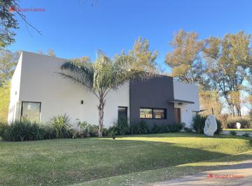 Casa · 736m² · 3 Ambientes · Casa en Venta en Club Campos de Golf Las Praderas de Luján, con Pileta