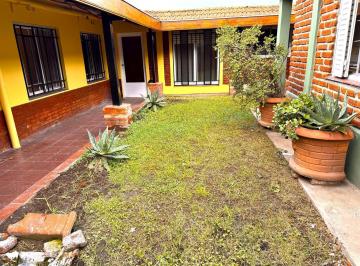 Casa · 132m² · 5 Ambientes · 2 Cocheras · Venta Casa 4 Ambientes y Monoambiente con Cocheras Jardín Parrilla en Villa Celina