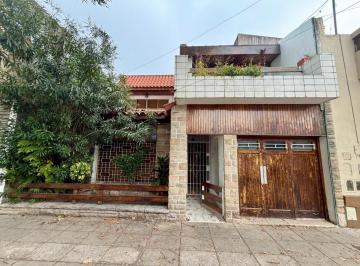 Casa · 177m² · 4 Ambientes · Casa en Lote Propio de 8.66 X 14.5 con Garaje Comodo Living Comedor Patio y Tres Dorm.