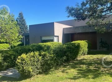 Casa · 450m² · 8 Ambientes · 4 Cocheras · Casa en Venta - Em Barrio Fincas de San Vicente