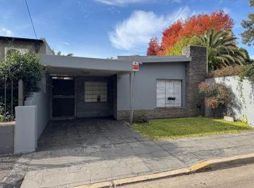 Casa de 3 ambientes, Almirante Brown · Casa en Adrogue Cerca del Centro Comercial - Excelente Ubicacion!