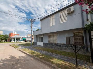 Casa · 153m² · 6 Ambientes · 2 Cocheras · Casa de 3 Dorm., Patio y Cochera - B° Loyola