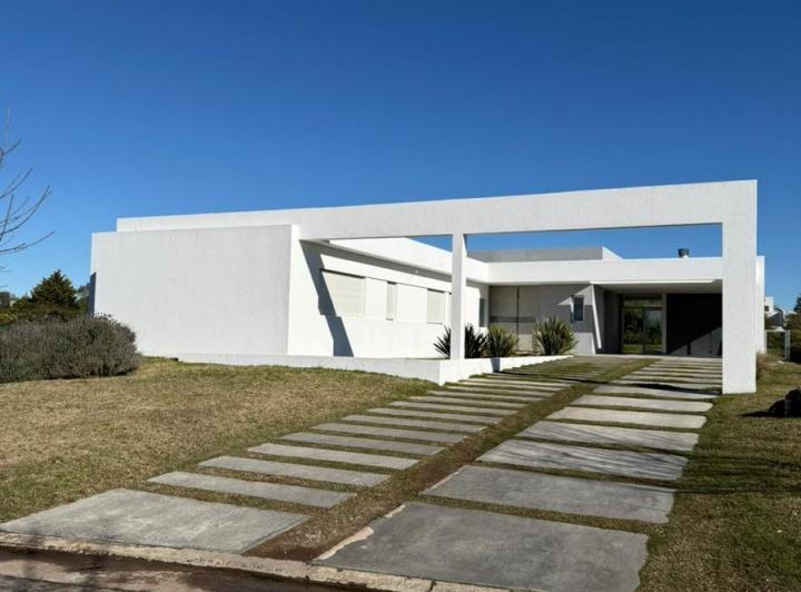 Casa · 2000m² · 12 Ambientes · 2 Cocheras