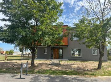 Casa · 216m² · 4 Ambientes · 4 Cocheras · Casa en Venta Barrio Santa Isabel 2 (Ingeniero Maschwitz)
